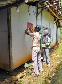 Kamituwa Giripanggung Bersama Dukuh Regedeg Laksanakan Penempelan Stiker Rumah Penerima Bansos